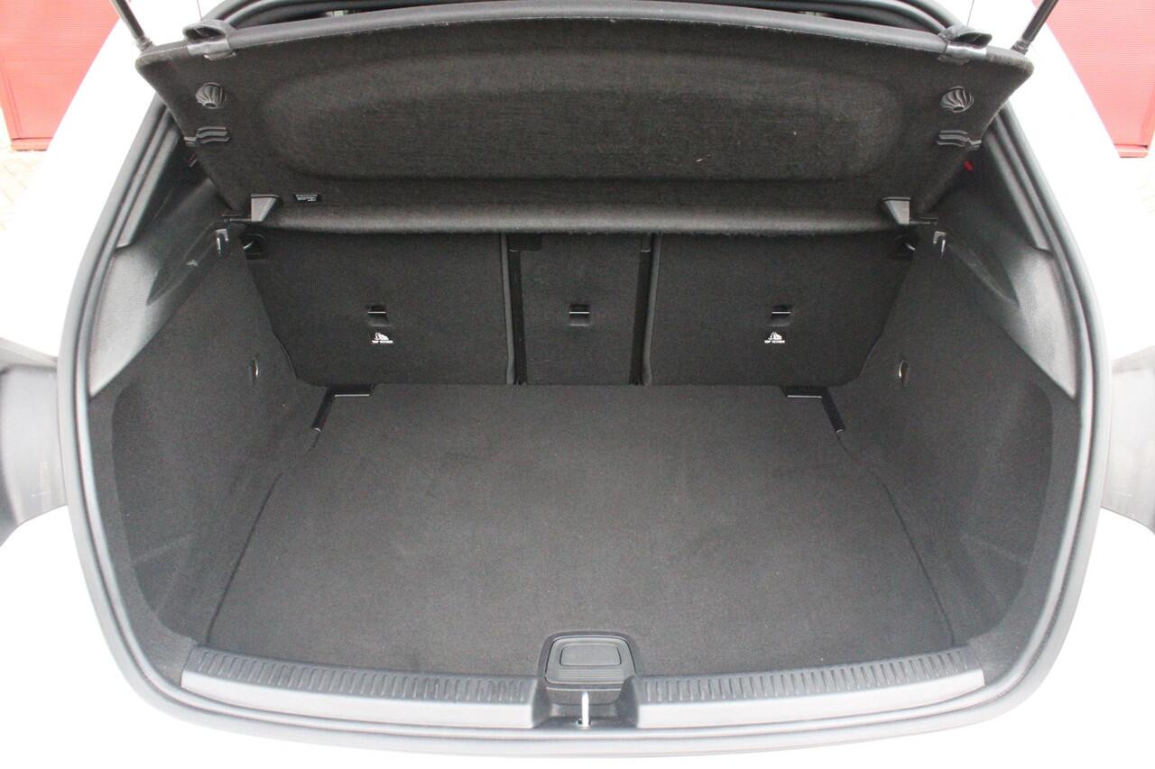 Mercedes-Benz A-KLASSE 180 136PK AMG LINE AUTOMAAT | PANORAMISCH SCHUIF/KANTEL DAK | KEYLESS ENTRY / GO | NAVIGATIE | ACHTERUITRIJ CAMERA | PARKEERSENSOREN VOOR EN ACHTER | HIGH PERFORMANCE LED KOPLAMPEN | STOEL VERWARMING | SPIEGEL PAKKET | NIGHT PAKKET | LICHTMETALEN VELGEN 1