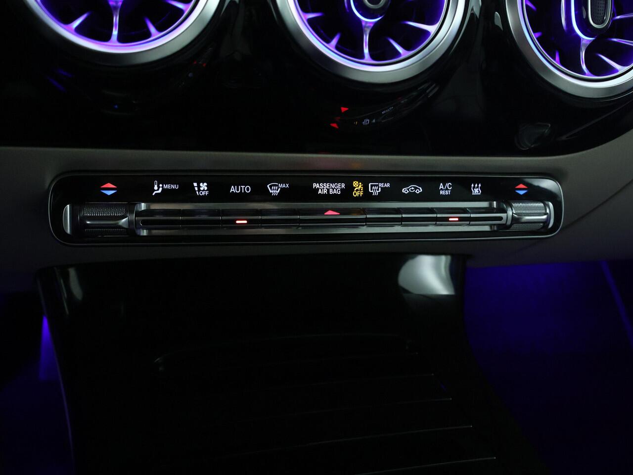 Mercedes-Benz A-KLASSE 250e Luxury-Line | Panorama schuif/kanteldak | Parkeersensoren + achteruitrijcamera | Multibeam Led | Sfeerverlichting | Dodehoekass | Apple CarPlay | Inclusief 24 maanden MB Certified garantie voor Europa.