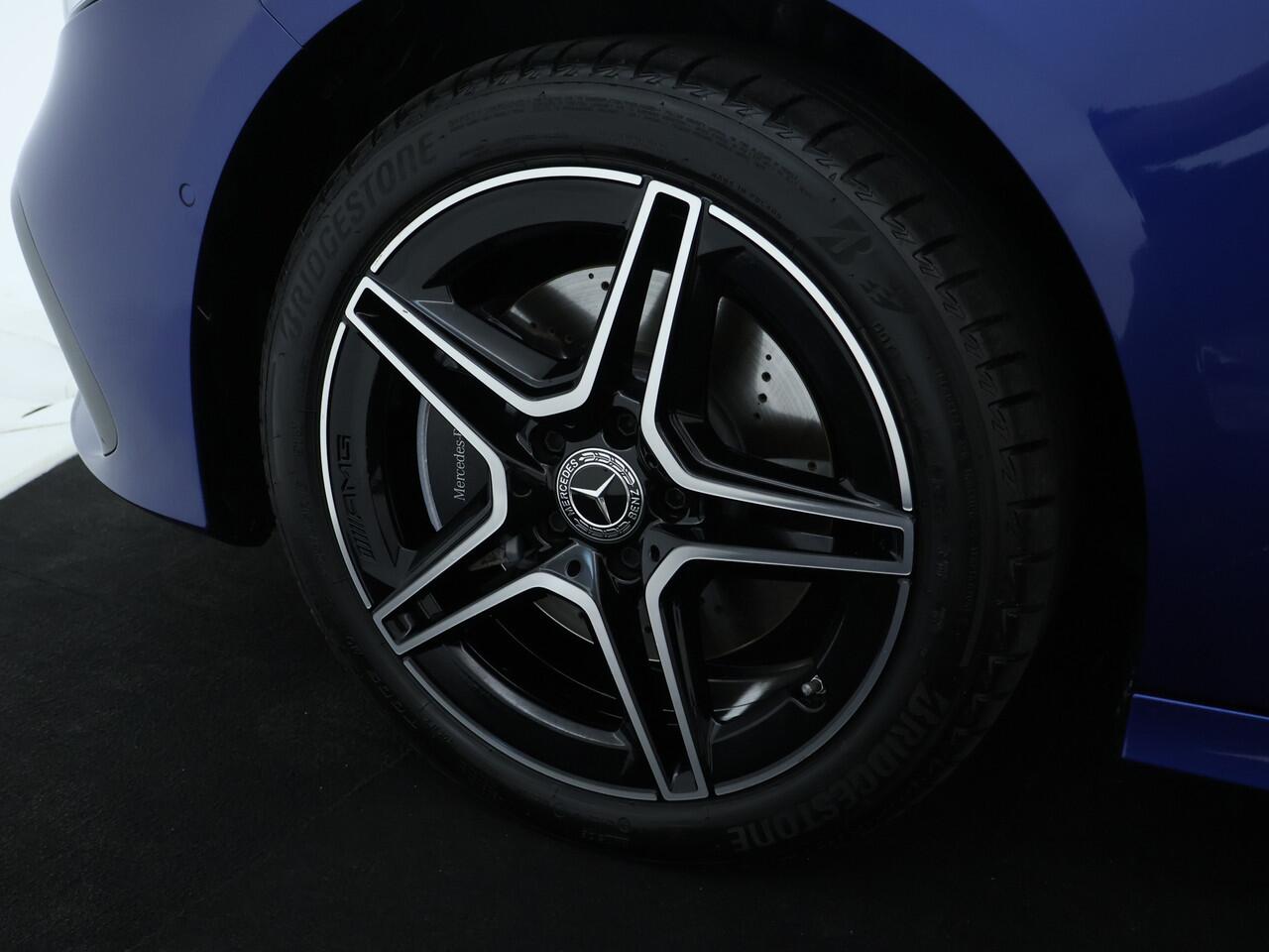 Mercedes-Benz A-KLASSE 250 e AMG NIghtpakket | Distronic | Keyless Go | Dode Hoek Ass | Sfeerverlichting | Alarm | Parkeerpakket met Camera | Inclusief 24 maanden Mercedes-Benz Certified garantie voor Europa.