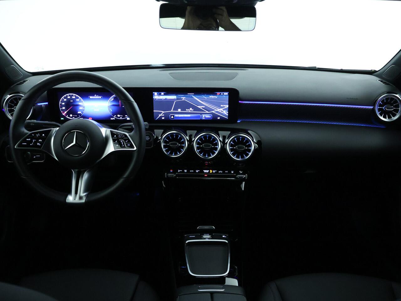 Mercedes-Benz A-KLASSE 250 e Sedan Plug-In Hybride | Progressive Line Advanced Plus | 18 Inch LM velgen | 11 kW Laden | Dodehoek Assist | Stuur en Stoelverwarming | Inclusief 24 maanden MB Certified garantie voor Europa.