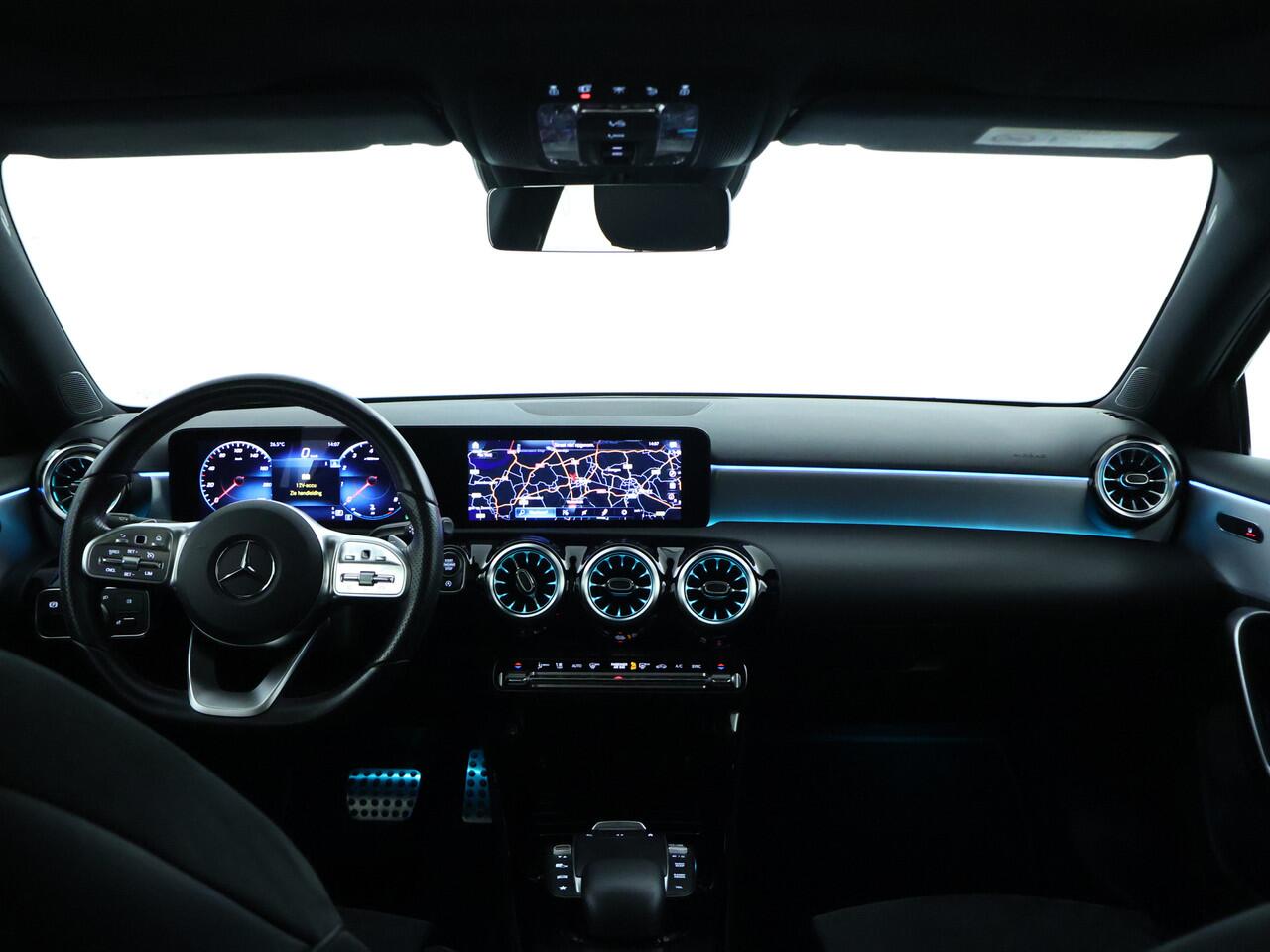 Mercedes-Benz A-KLASSE 180 Business Solution AMG | Panoramadak | Sfeerverlichting | Augmented Reality | Stoelverwarming | Parkeerpakket met Camera | Inclusief 24 maanden Mercedes-Benz Certified garantie voor Europa.