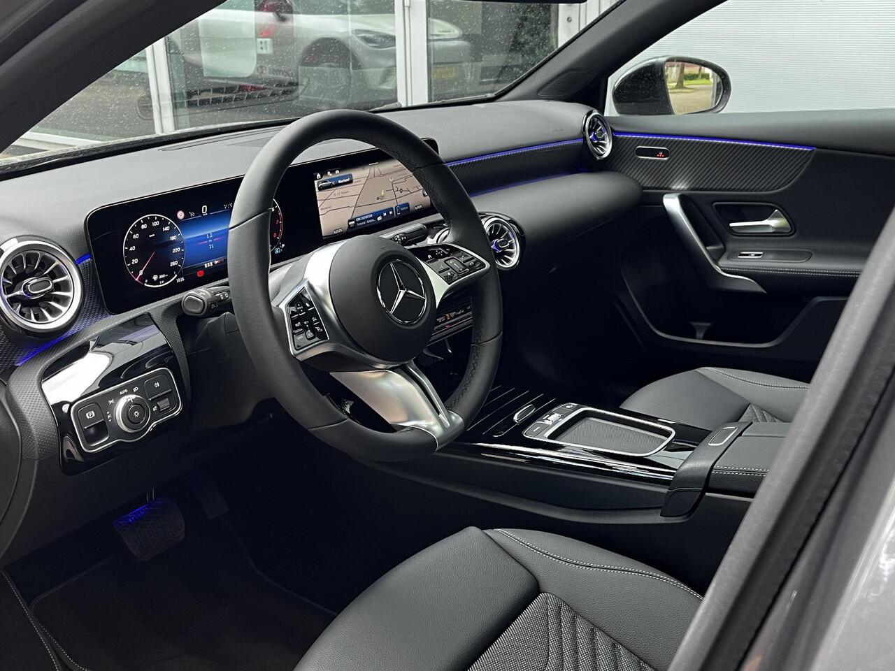 Mercedes-Benz A-KLASSE 180 Star Edition Luxury | Panoramadak | Night Pakket | Dodehoekassistent | Sfeerverlichting | Stoelverwarming | Parkeersensoren | Achteruitrijcamera | Elektrisch Inklapbare Buitenspiegels