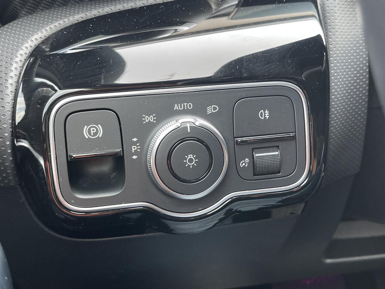 Mercedes-Benz A-KLASSE 180 Luxury Line | Facelift | Pano | Ambiente | Camera | CarPlay | LED | Keyless | DAB+