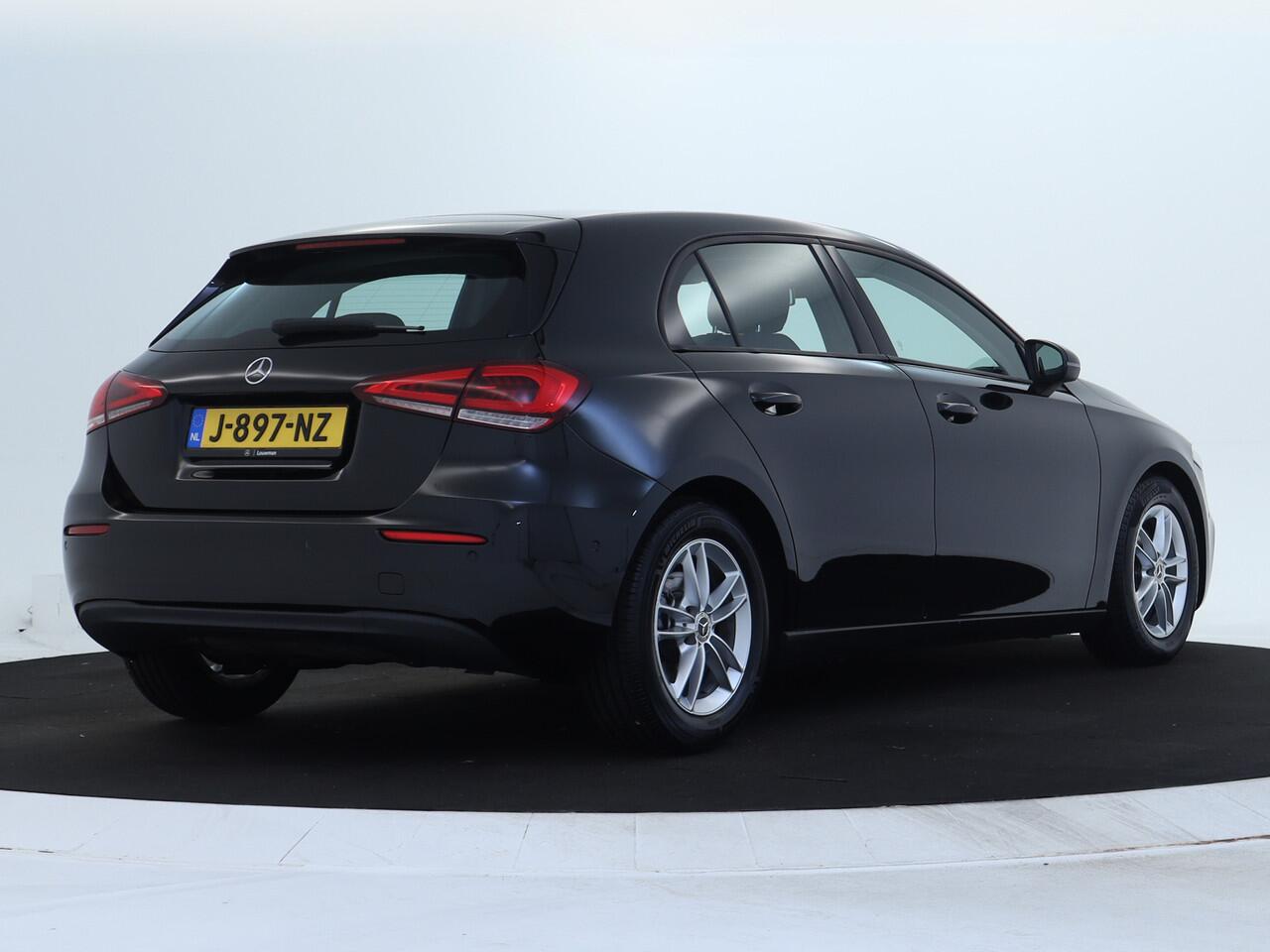 Mercedes-Benz A-KLASSE 180 Business Solution | Led koplampen | Stoelverwarming | Achteruitrijcamera | Elektrisch inklapbare buitenspiegels | Apple CarPlay. Inclusief 24 maanden MB Certified garantie voor Europa.