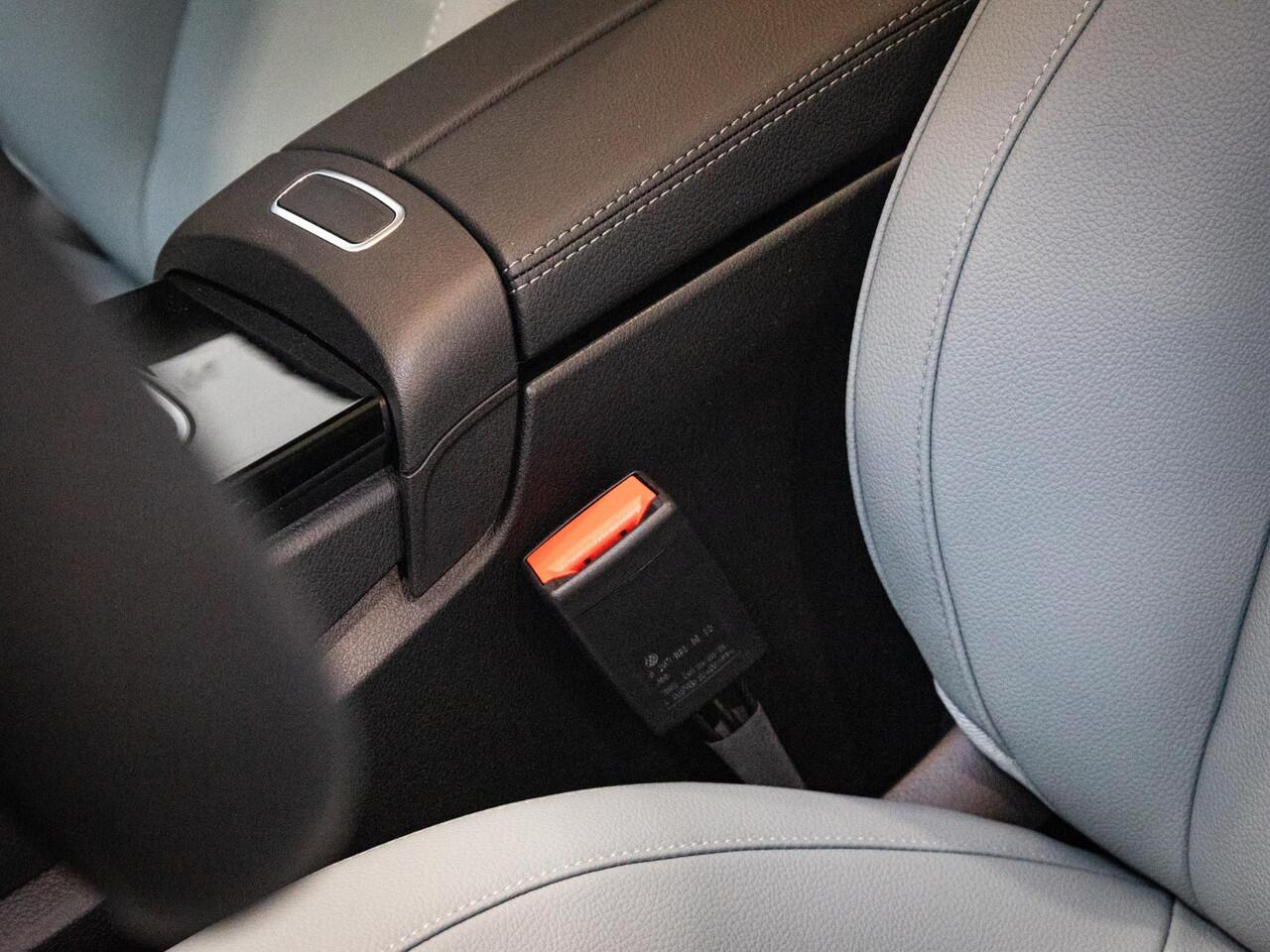 Mercedes-Benz A-KLASSE Hatchback 250 e Star Edition AMG Line Panorama dak