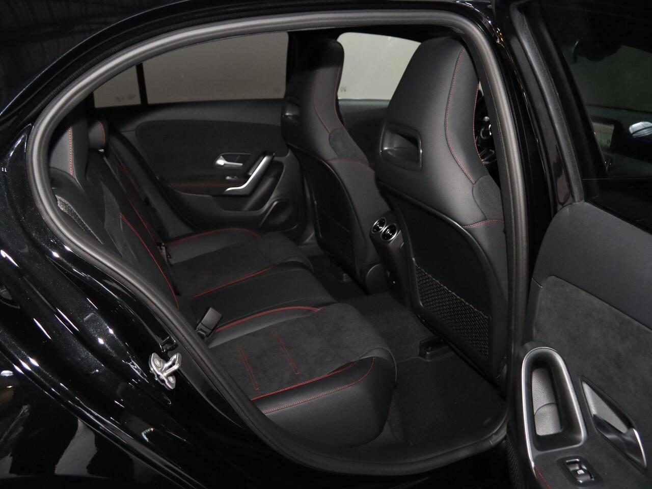 Mercedes-Benz A-KLASSE 250e Business Solution AMG | Panoramaschuifdak | Stoelverwarming | Achteruitrijcamera | MULTIBEAM LED | 19"inch AMG velgen |