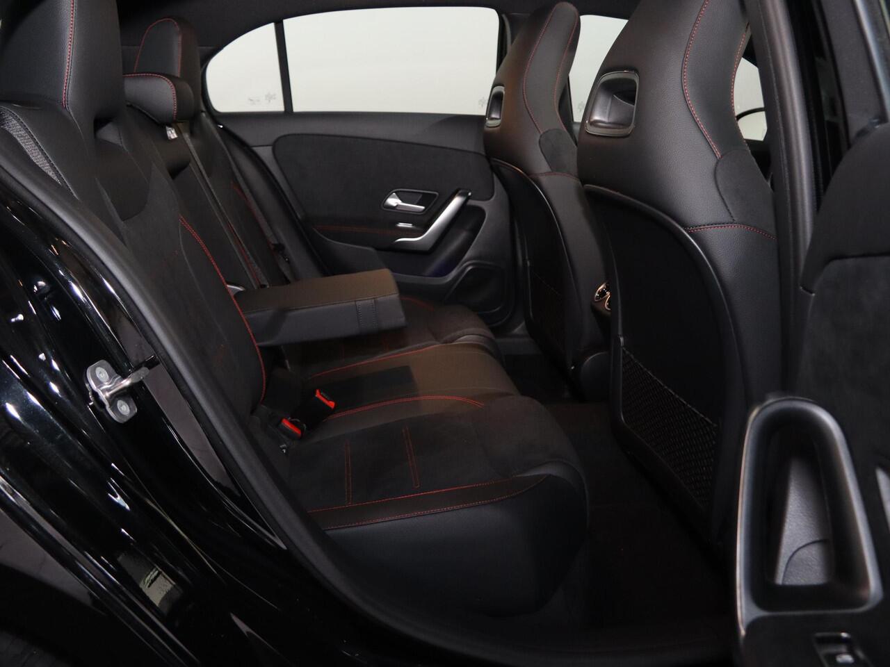 Mercedes-Benz A-KLASSE 180 Business Solution AMG | Panoramaschuifdak | Stoelverwarming | Achteruitrijcamera | MULTIBEAM LED |