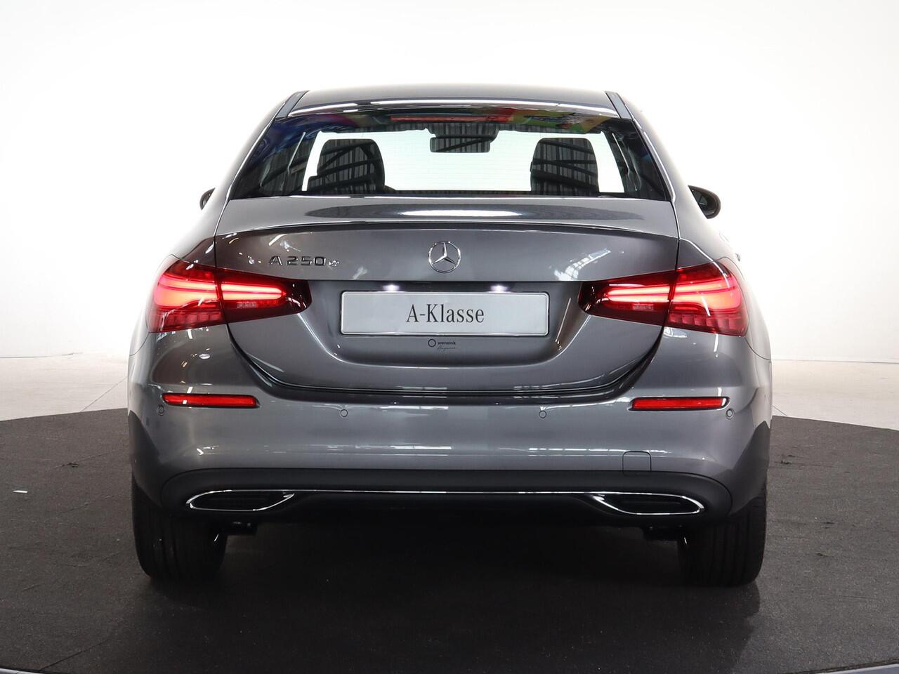 Mercedes-Benz A-KLASSE 250e Star Edition Luxury Line | DISTRONIC | Trekhaak | Dodehoekassistent