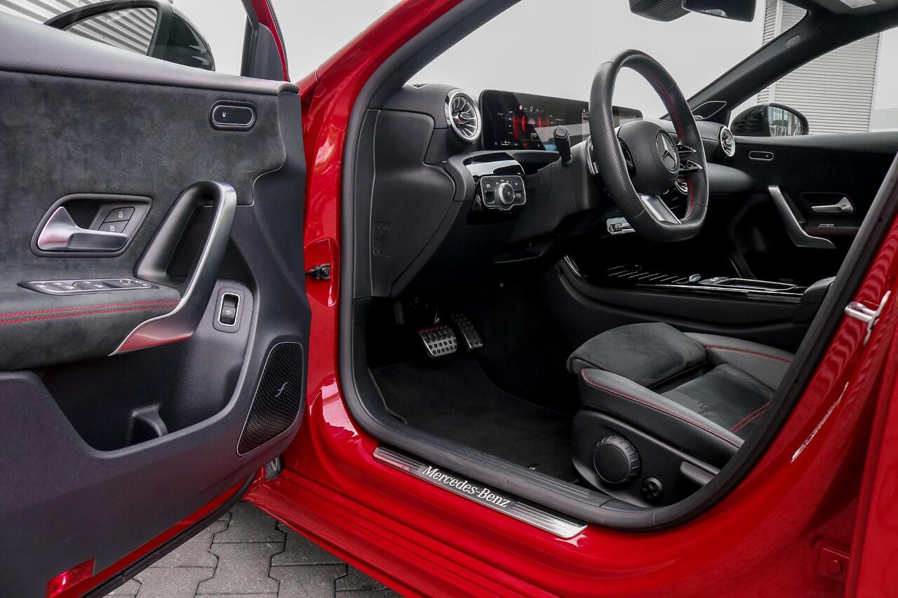 Mercedes-Benz A-KLASSE Limousine 180 AMG | Rijassistentiepakket | Panoramadak | Stoelverwarming | Achteruitrijcamera