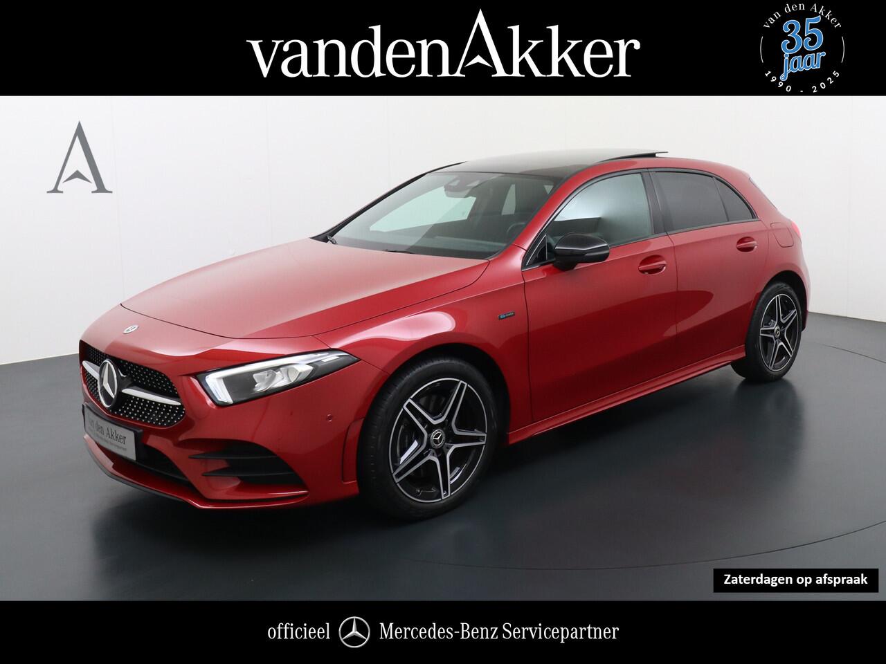 Mercedes-Benz A-KLASSE 250e AMG // Trekhaak // Panoramadak // Sfeerverlichting // Night Pakket // Camera // Designo kleur