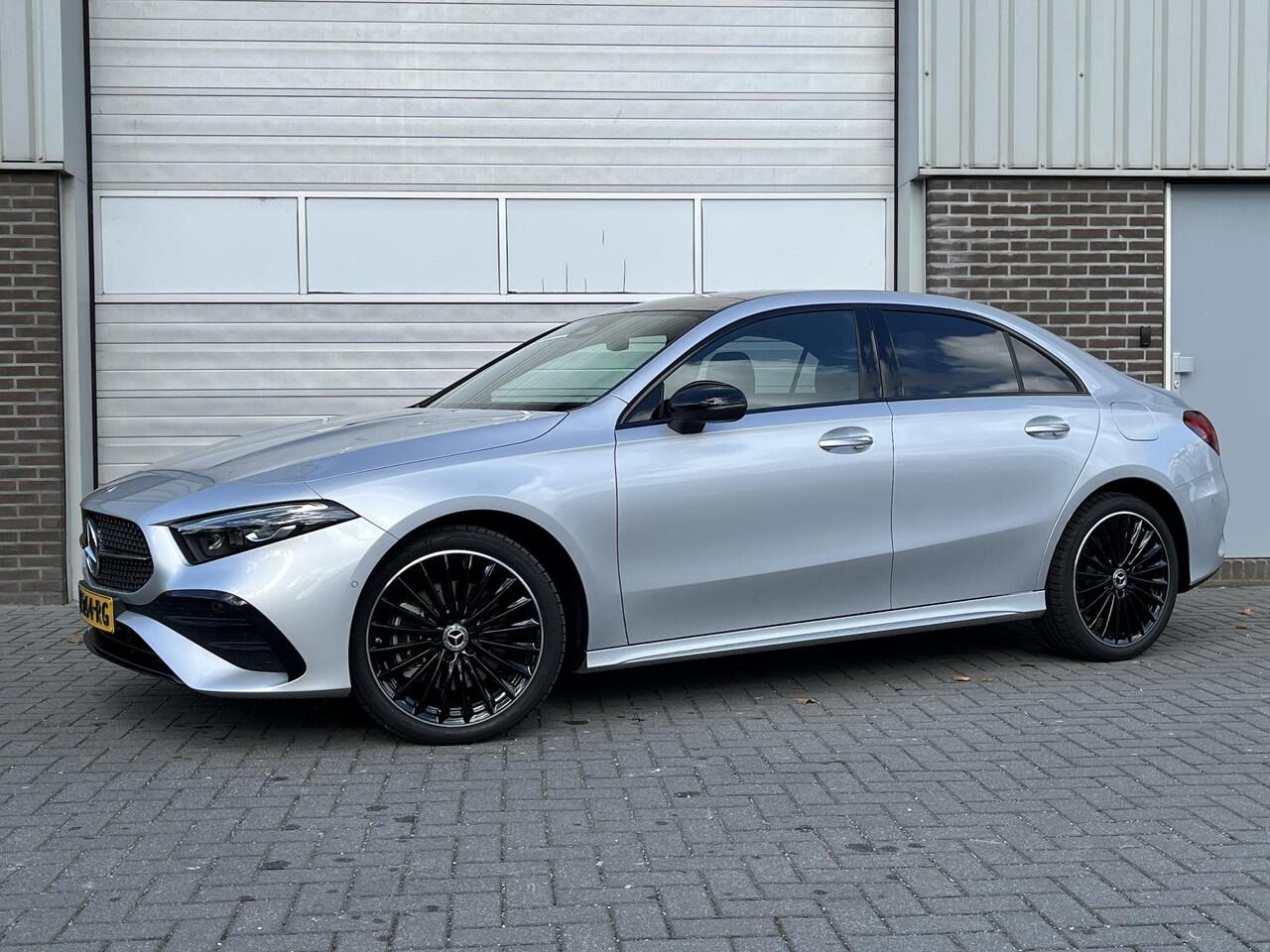 Mercedes-Benz A-KLASSE Limousine 250 e AMG Line | Night Pakket | Panoramadak | Premium Pakket | Multibeam LED Koplampen | Dodehoekassistent | Advanced Sound System | Apple CarPlay | Android Auto | Sfeerverlichting | Stoelverwarming | Achteruitrijcamera