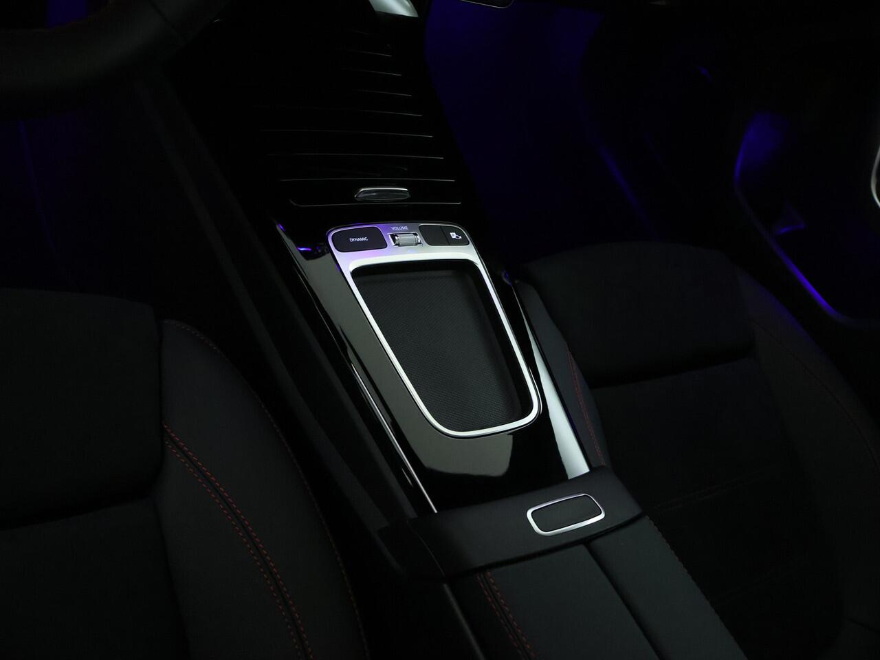 Mercedes-Benz A-KLASSE 180 AMG Line Plus | Panoramadak | 360° camera | Elektrische Stoelen | Sfeerverlichting | Apple Carplay | Inclusief 24 maanden MB Certified garantie voor Europa.