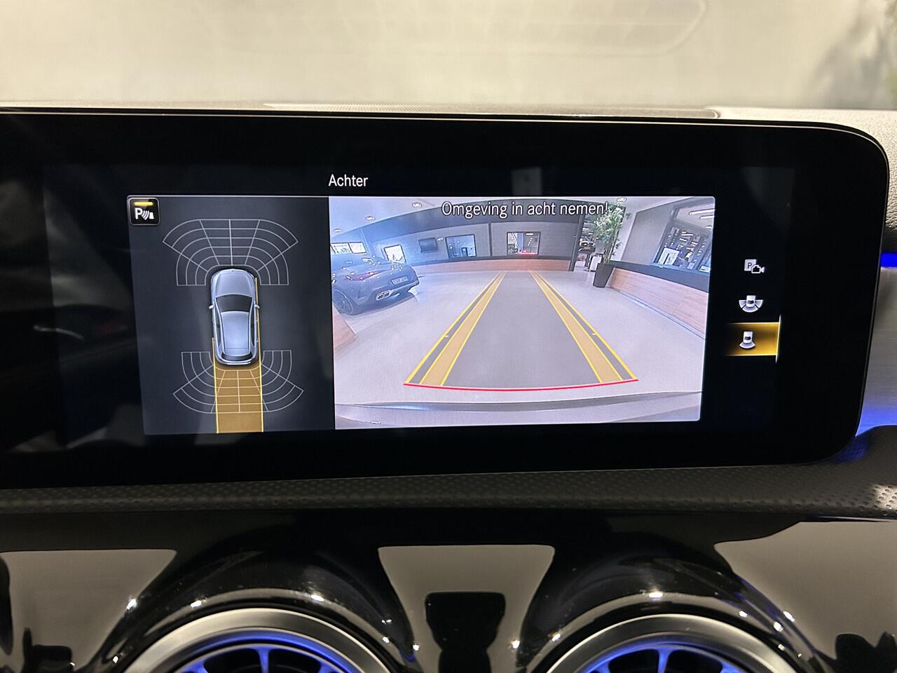 Mercedes-Benz A-KLASSE 250e AMG// Panoramadak // Memory // MultiBeam LED // Keyless // Magno Grijs // Augmented