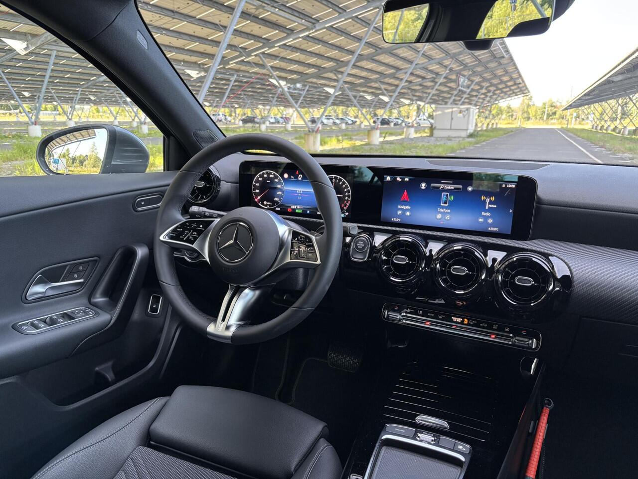Mercedes-Benz A-KLASSE 250e Business Solution | Led Koplampen | Dodehoekassistent | Achteruitrijcamera | Apple carplay | Stoelverwarming |