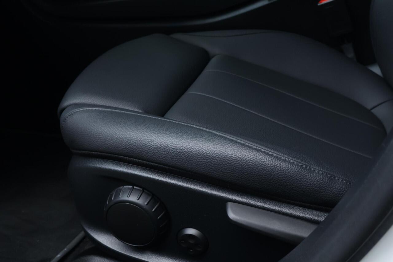 Mercedes-Benz A-KLASSE 250 e Luxury Line / 360 view / Adaptive Cruise / Ambientlight / Stoelverw