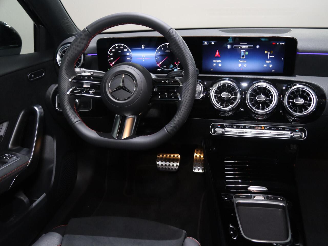 Mercedes-Benz A-KLASSE 180 Business Solution AMG | Panoramaschuifdak | Stoelverwarming | Achteruitrijcamera | MULTIBEAM LED |