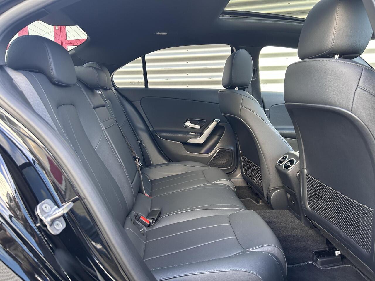 Mercedes-Benz A-KLASSE 250 e | Panoramadak | Luxury | MULTIBEAM LED Koplampen | Dodehoekassistent | Apple CarPlay | Android Auto | Sierdelen Lindehout Zwart | Privacy Glas Achter |