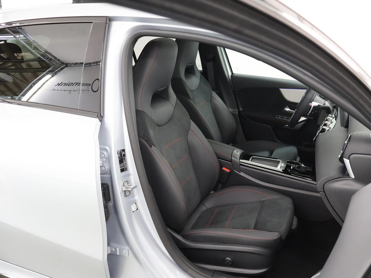 Mercedes-Benz A-KLASSE 180 Business Solution AMG | Night | Panoramaschuifdak | Head-Up | MULTIBEAM LED | Dodehoekassistent | 19 inch AMG-velgen |