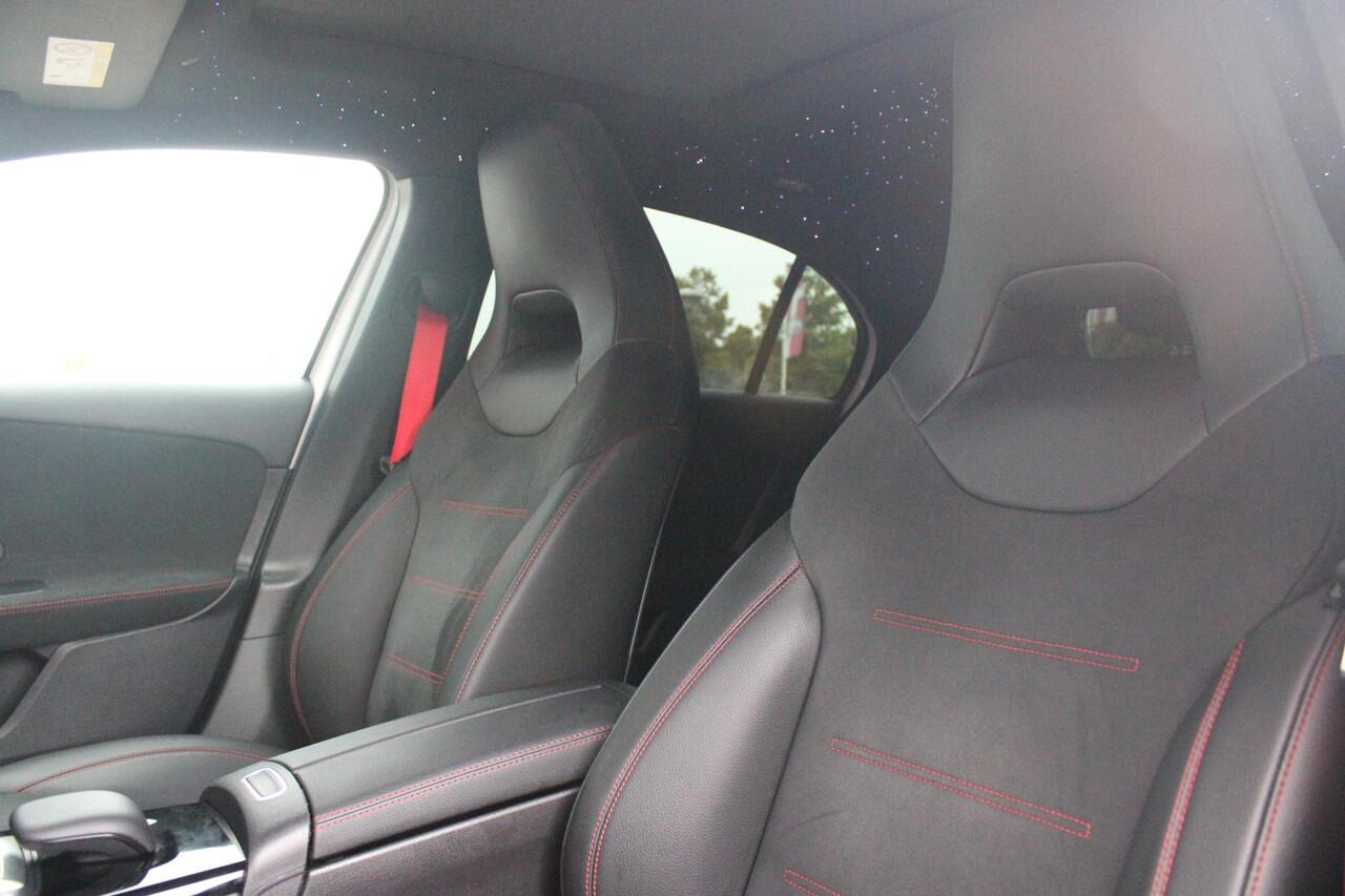 Mercedes-Benz A-KLASSE 180 136PK AMG LINE AUTOMAAT | PANORAMISCH SCHUIF/KANTEL DAK | KEYLESS ENTRY / GO | NAVIGATIE | ACHTERUITRIJ CAMERA | PARKEERSENSOREN VOOR EN ACHTER | HIGH PERFORMANCE LED KOPLAMPEN | STOEL VERWARMING | SPIEGEL PAKKET | NIGHT PAKKET | LICHTMETALEN VELGEN 1