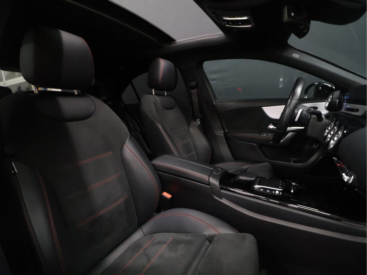 Mercedes-Benz A-KLASSE 250 e AMG Limited *WEEKAANBIEIDNG* [SCHUIFKANTELDAK, SFEERVERLICHTING, CAMERA, PDC V+A, MEMORY SEATS, APPLE CARPLAY, ANDROID AUTO, CRUISE CONTROL, STOELVERWARMING, NIEUWSTAAT]