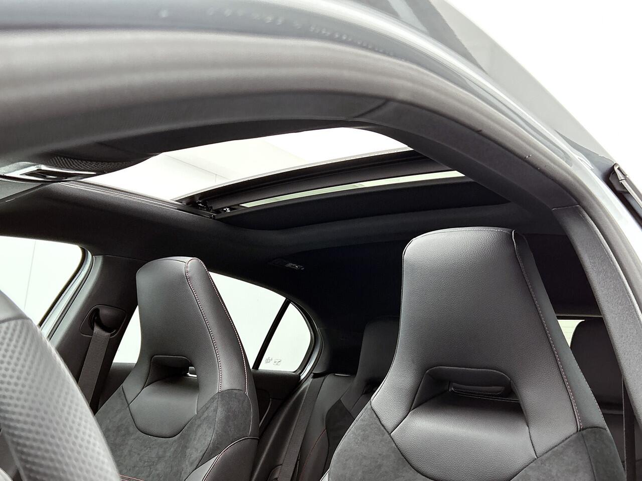 Mercedes-Benz A-KLASSE 250 e Business Solution AMG | Nightpakket | Panoramaschuifdak | Multibeam LED | Stoelverwarming voor | Smartphone integratie | KEYLESS GO | Extra USB-poorten |