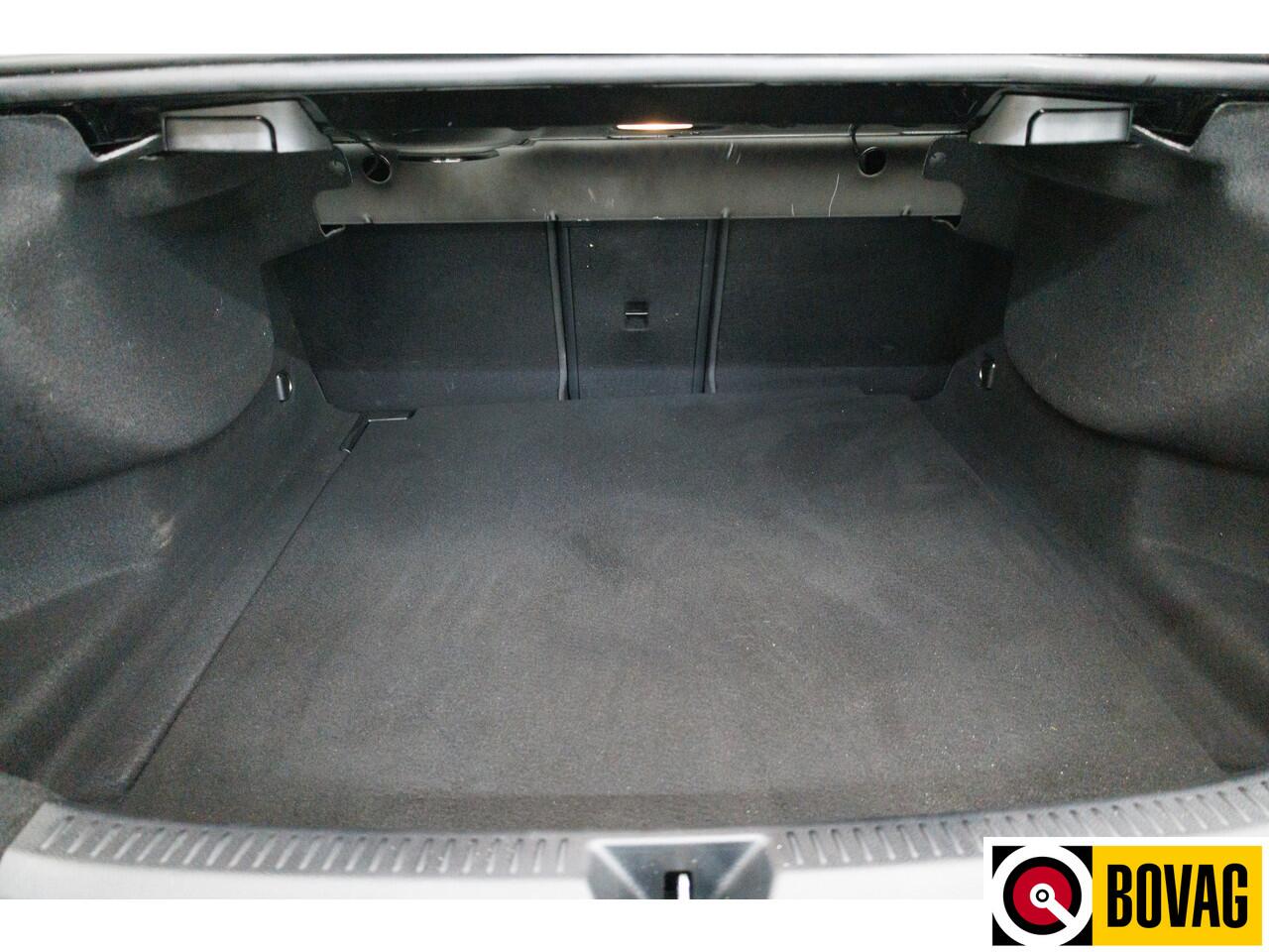 Mercedes-Benz A-KLASSE 180 Star Edition | Facelift | 1/2 Leder | Sport stoelen | Led | Cruise control | Camera | PDC V+A, Stoelverwarming