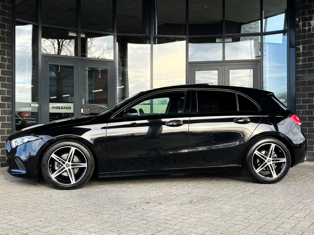 Mercedes-Benz A-KLASSE A180 AUT. - KEYLESS - PANO - WIDESCREEN - CAMERA - 18 INCH