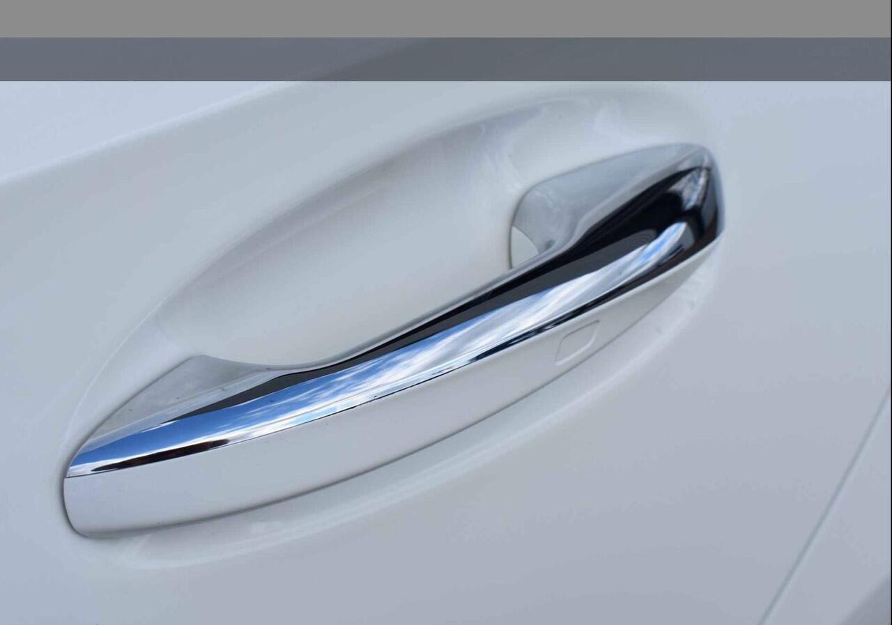 Mercedes-Benz A-KLASSE 250 e Business Solution AMG Limited l Panoramaschuifdak l DISTRONIC PLUS l Trekhaak l l Memory stoelen l 360 camera l Sfeerverlichting l Apple CarPlay l Leder l Stoelverwarming l Widescreen l Sfeerverlichting l Airco l LED l Keyless Go l Night pakket l LE