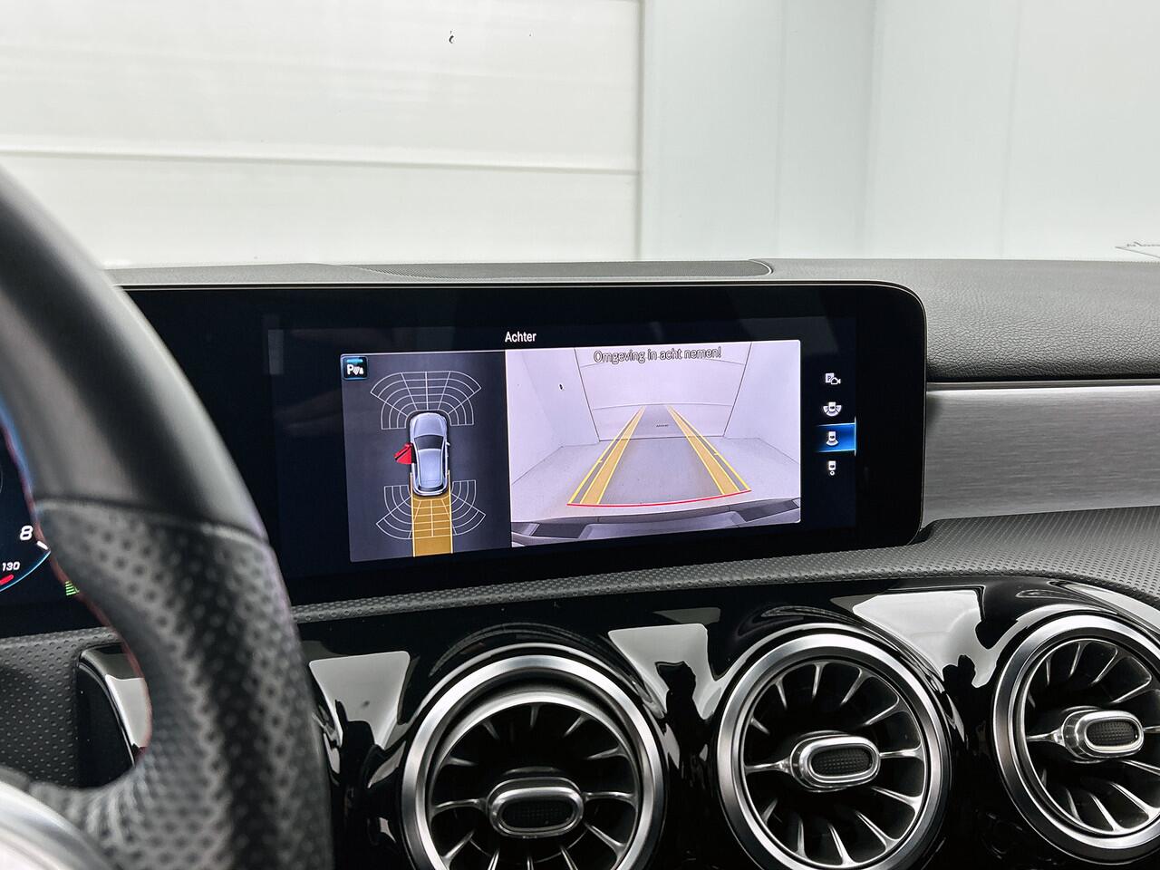 Mercedes-Benz A-KLASSE 160 Business Solution AMG Nightpakket | Trekhaak | Sfeerverlichting | Augmented Reality | Led | Parkeerpakket met Camera | Inclusief 24 maanden Mercedes-Benz Certified garantie voor Europa.
