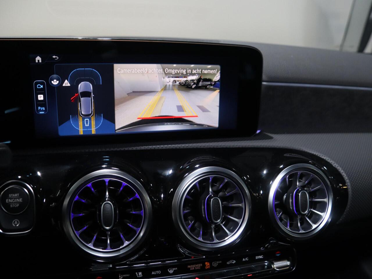 Mercedes-Benz A-KLASSE 180 Business Solution AMG | Panoramaschuifdak | Stoelverwarming | Achteruitrijcamera | MULTIBEAM LED | Night |