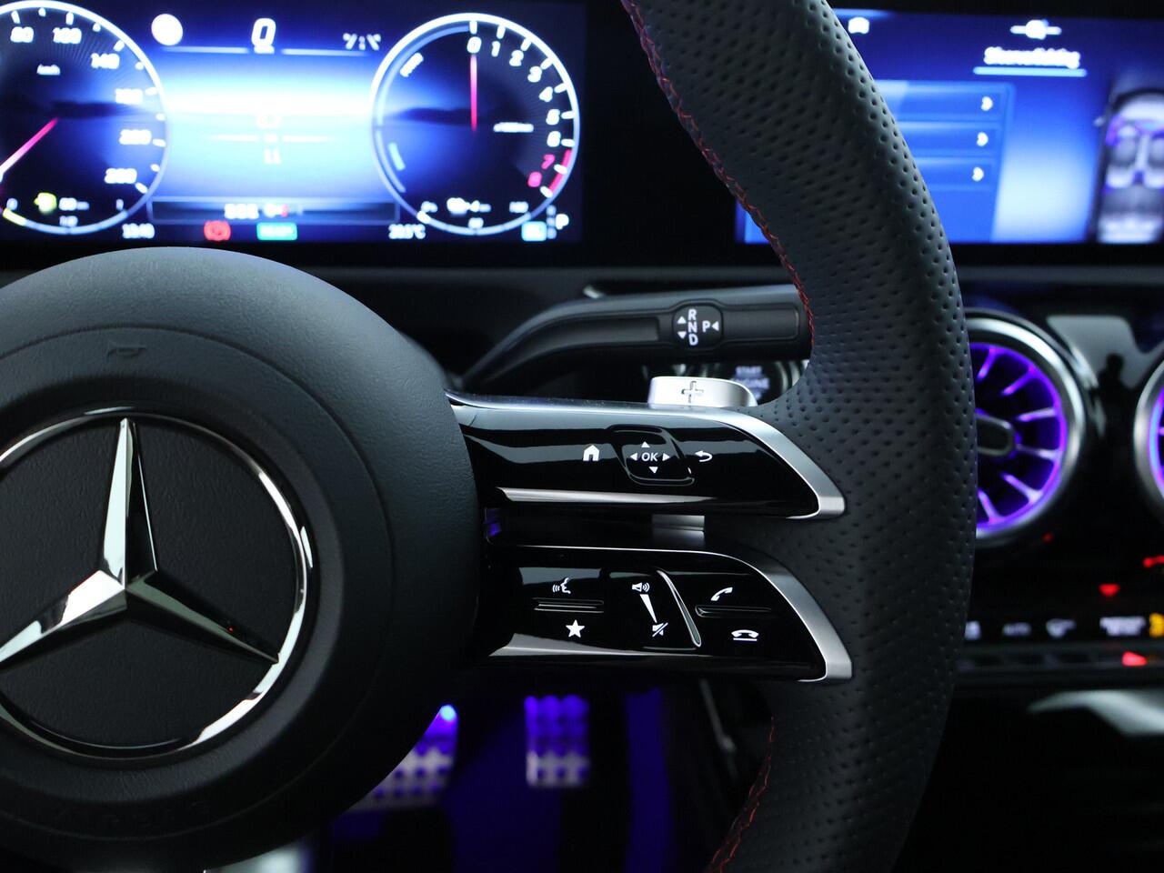 Mercedes-Benz A-KLASSE 250 e Business Solution AMG | Nightpakket | Parkeerpakket met achteruitrijcamera | KEYLESS GO | Sfeerverlichting | MULTIBEAM LED | Stoelverwarming voor | Spiegelpakket | Draadloos oplaadsysteem voor smartphone vooraan |