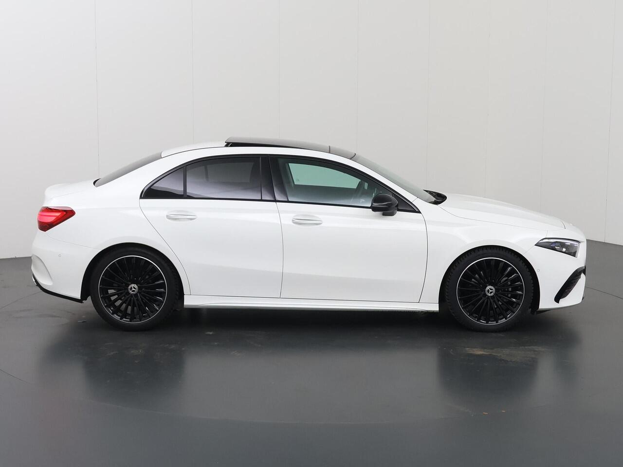 Mercedes-Benz A-KLASSE Limousine 180 Star Edition AMG Panoramadak | Night-pakket | 19" AMG velgen | Sfeerverlichting | Stoelverwarming | Multibeam led koplampen