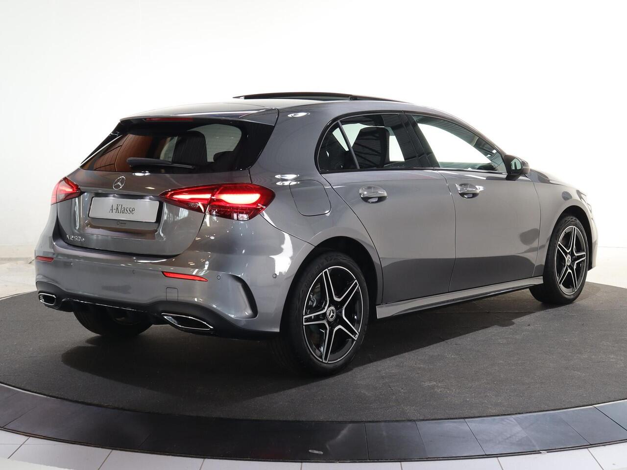 Mercedes-Benz A-KLASSE 250e Star Edition AMG Line | Panoramaschuifdak | Night | Stoelverwarming voor | Achteruitrijcamera | Interieur Bahia Bruin |