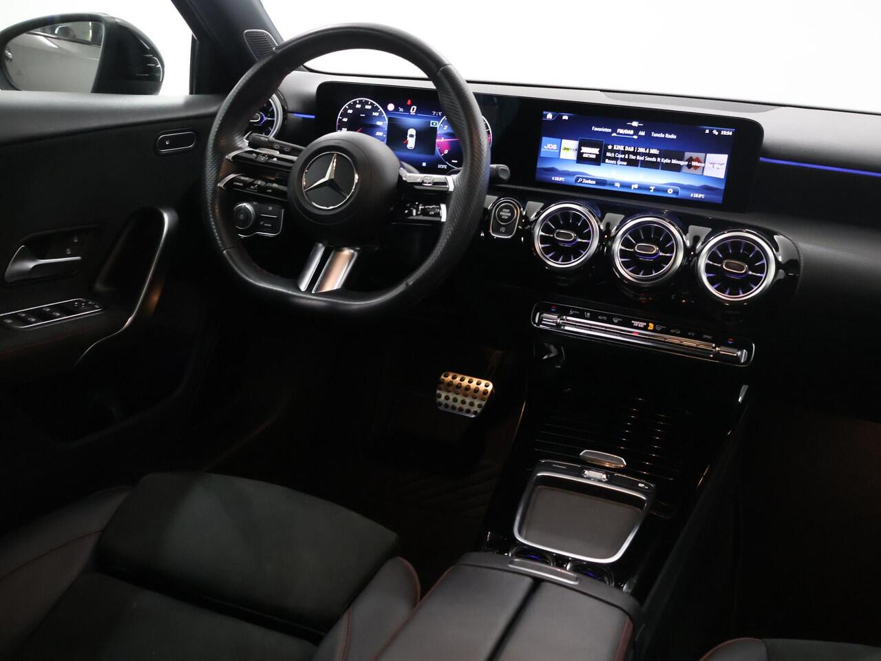 Mercedes-Benz A-KLASSE 180 AMG Line | Panoramadak | Premium pack | Multibeam | Stoelverwarming | Night pakket |