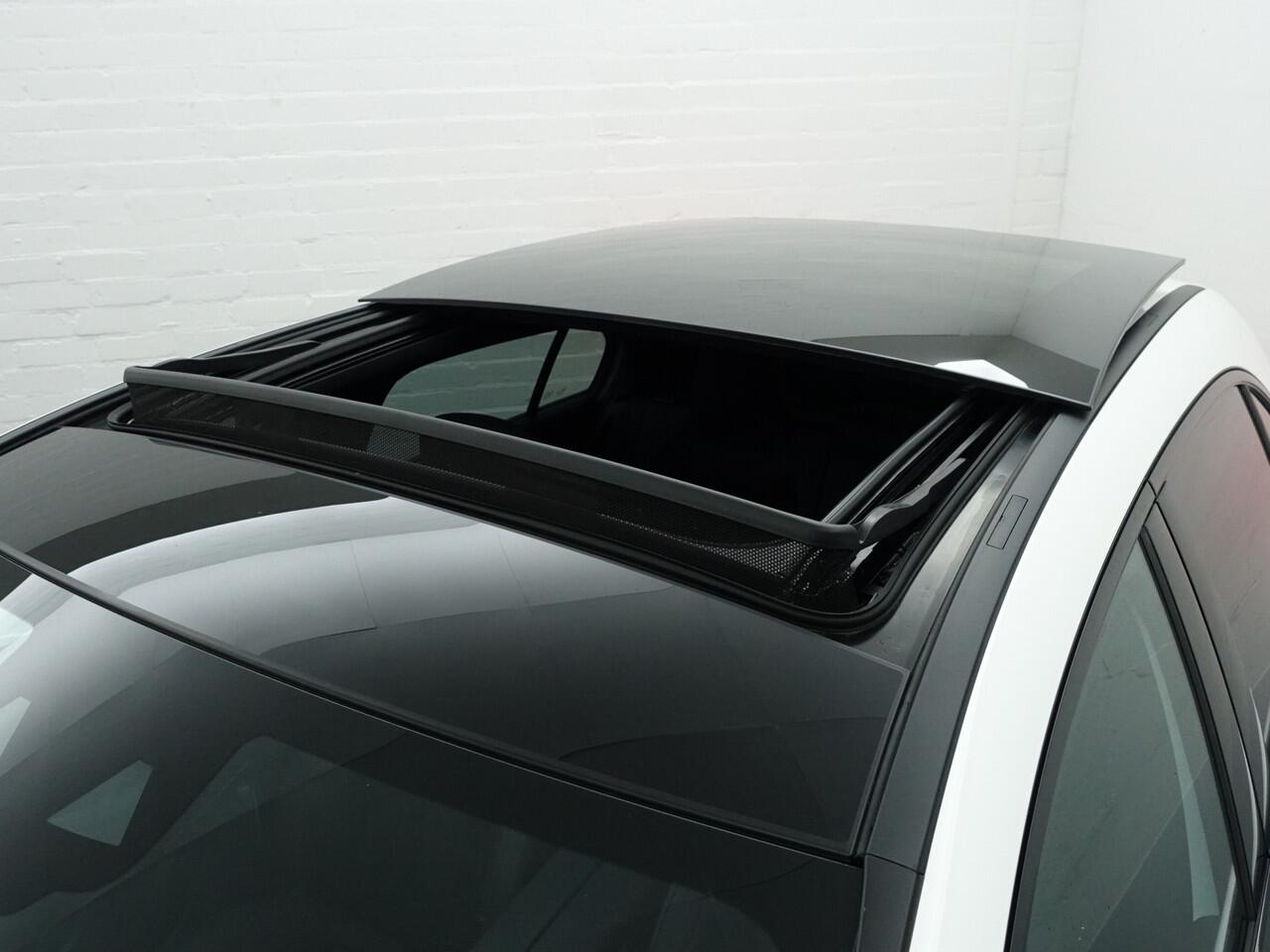 Mercedes-Benz A-KLASSE 250 AMG Night Edition Design aut- Panoramadak, Sfeerverlichting, Dynamic select, Lane Assist, Park Assist, Design Afwerking