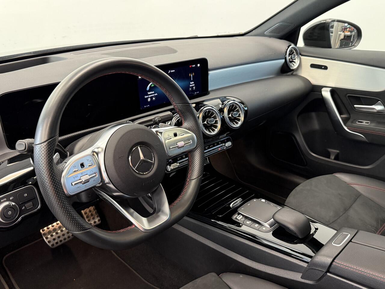 Mercedes-Benz A-KLASSE 250 e AMG Line ACC PDC 360' camera Panoramadak Head-Up 24 maanden garantie mogelijk (*vraag naar de voorwaarden)