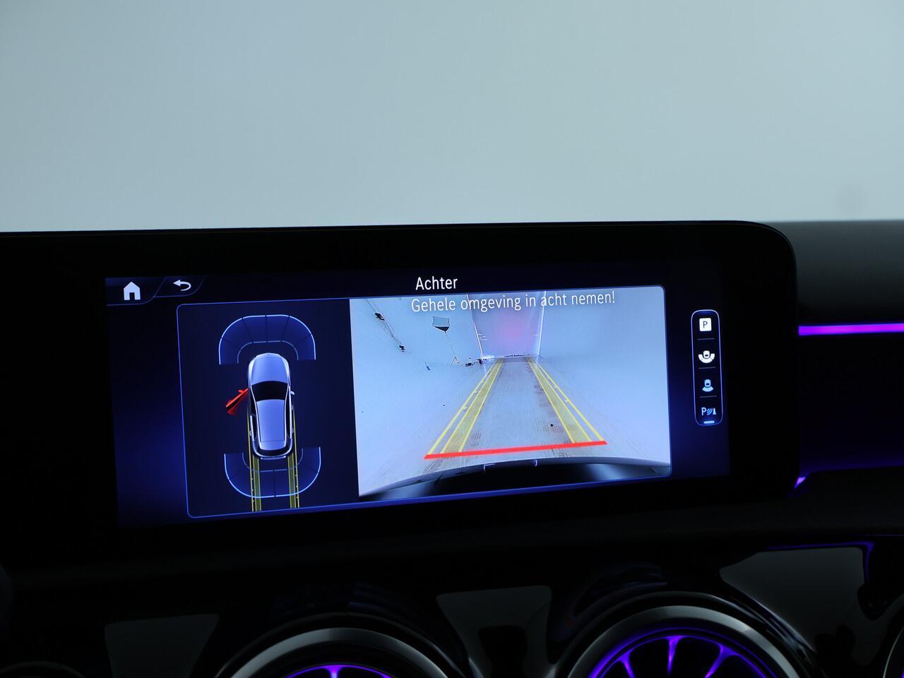 Mercedes-Benz A-KLASSE 250 e AMG Line | Achteruitrijcamera | Distronic | Apple Carplay | Verwarmd Stuurwiel | Sfeerverlichting | Inclusief 24 maanden MB Certified garantie voor Europa.