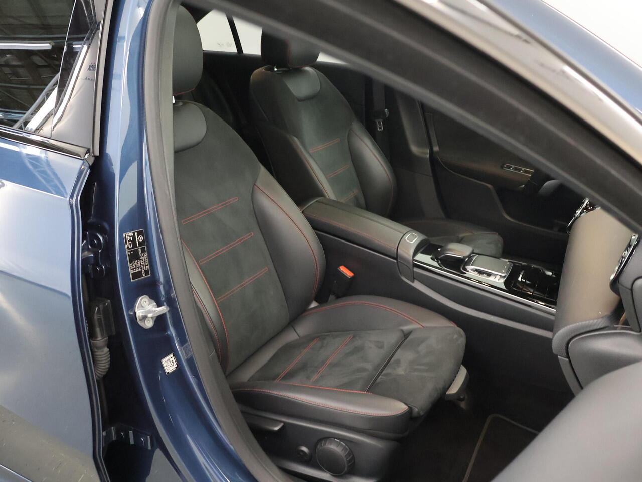 Mercedes-Benz A-KLASSE 180 AMG Night | Panoramadak | Stoelverwarming | Widescreen | Apple Carplay | Augmented Reality