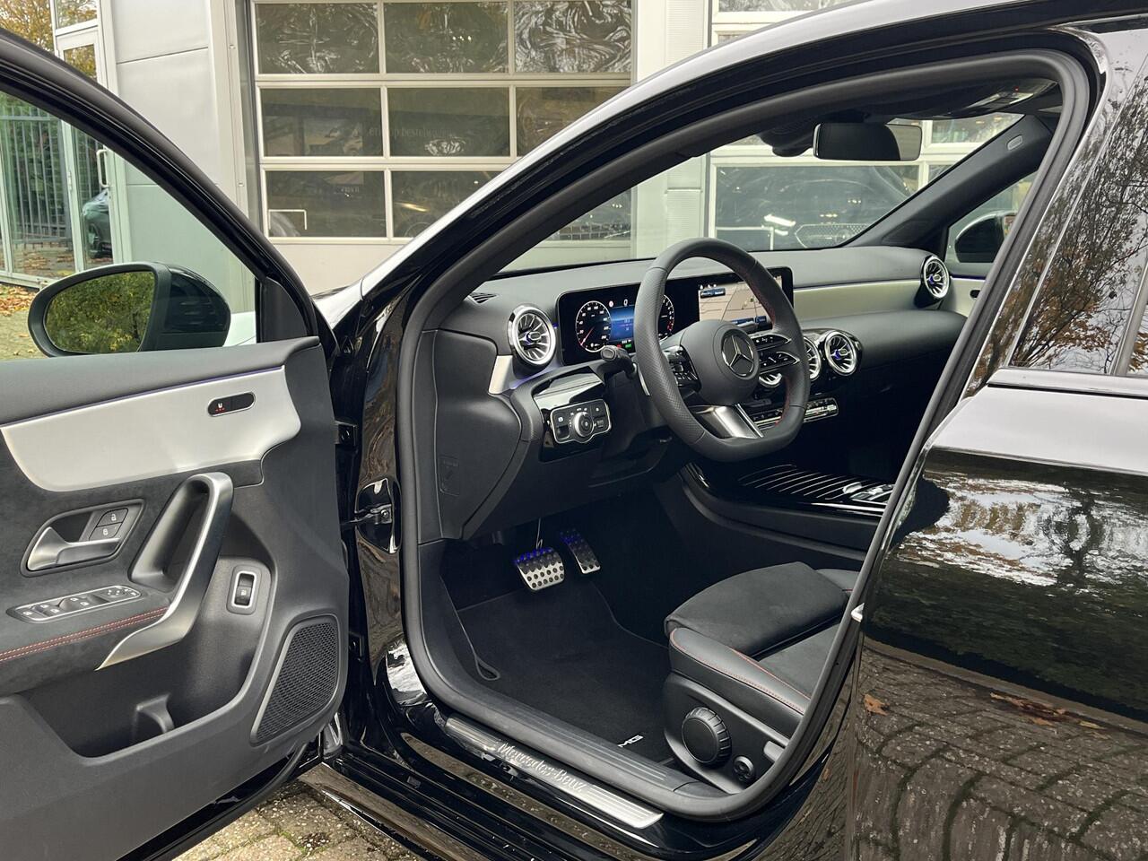 Mercedes-Benz A-KLASSE Limousine 250 e Star Edition AMG Line | Panoramadak | Night Pakket | Dodehoekassistent | MULTIBEAM LED koplampen | Stoelverwarming | Sfeerverlichting | Sierdelen Aluminium | Elektrisch Inklapbare Buitenspiegels | Achteruitrijcamera | Parkeersensoren