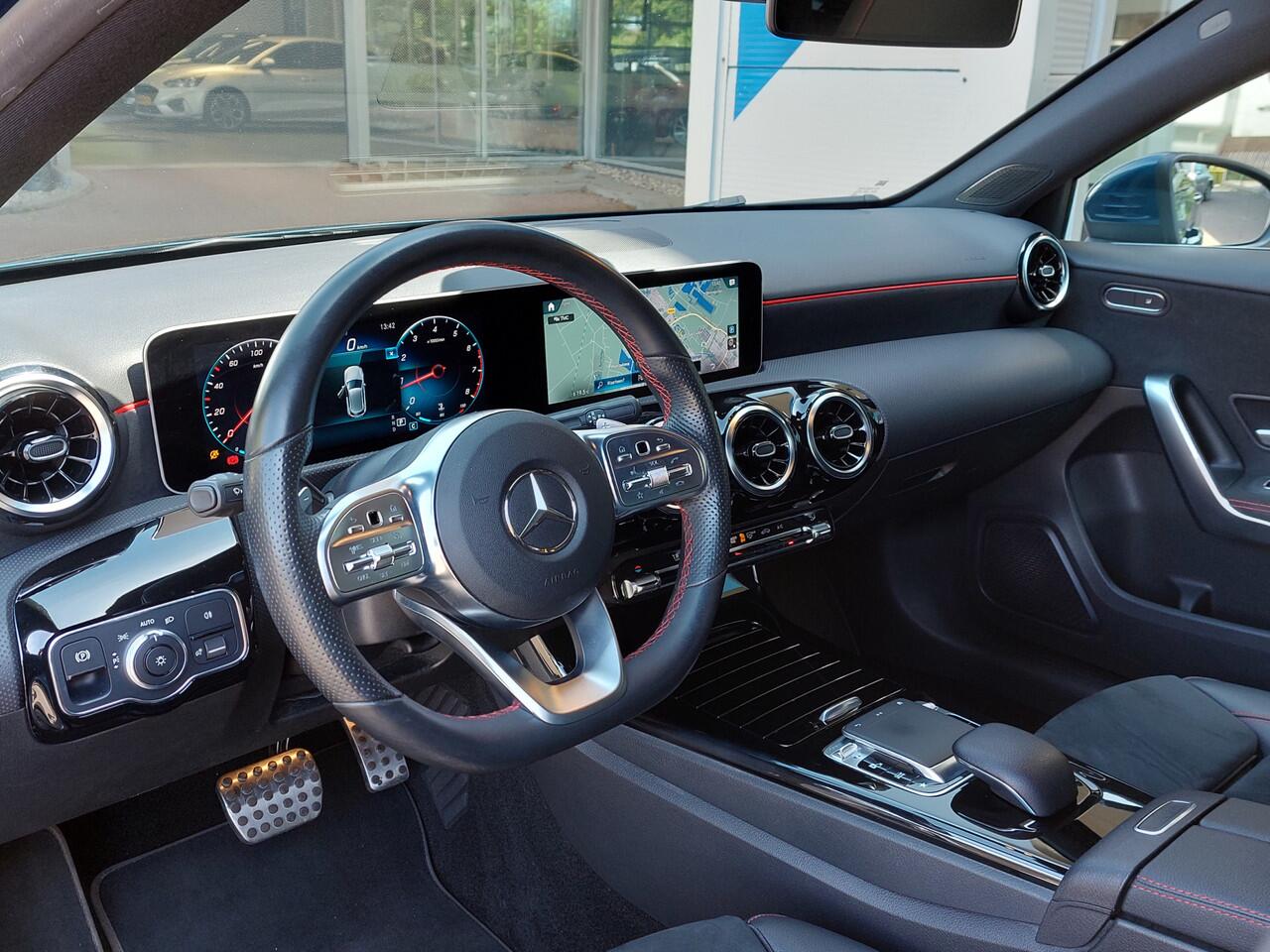 Mercedes-Benz A-KLASSE 180 136pk Automaat Business Solution AMG | Origineel NL | Navi | Apple Carplay+Android Auto | Clima | Cruise | Led Koplampen | Pdc V+A+Assist+Camera | Stoelverwarming | 18''lm