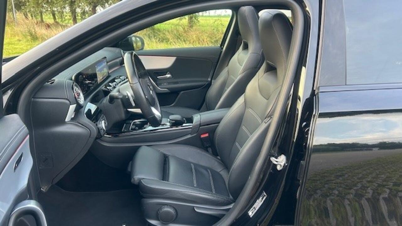 Mercedes-Benz A-KLASSE 200 AMG-LINE NAVIGATIE WIDESCREEN, APPLE CARPLAY, DAB RADIO, LEER, STOELVERWARMING, AMBIËNTEVERLICHTING, ELEC. PANORAMADAK, DISTRONIC, DODEHOEK+SPOORASSIST, PARKEERHULP V/A, ACHTERUITRIJCAMERA, LED LICHT, 19"AMG-VELGEN, ENZ. ENZ. FULL OPTIONS!!