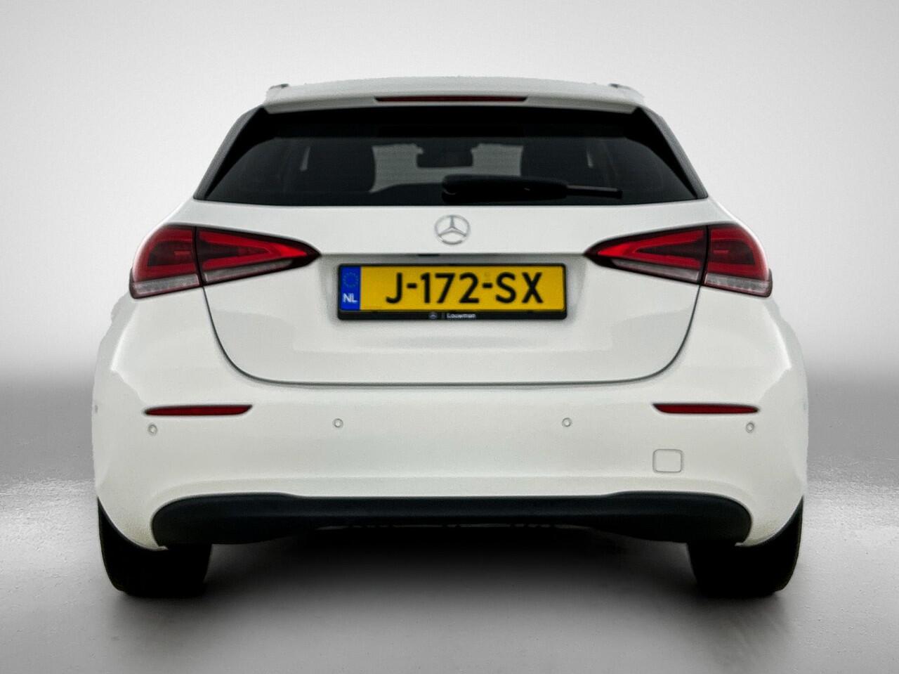 Mercedes-Benz A-KLASSE 160 Business Solution Ledkoplampen | Apple CarPlay | Achteruitrijcamera | Stoelverwarming Voor. Inclusief 24 maanden Mercedes-Benz Certified garantie voor Europa.