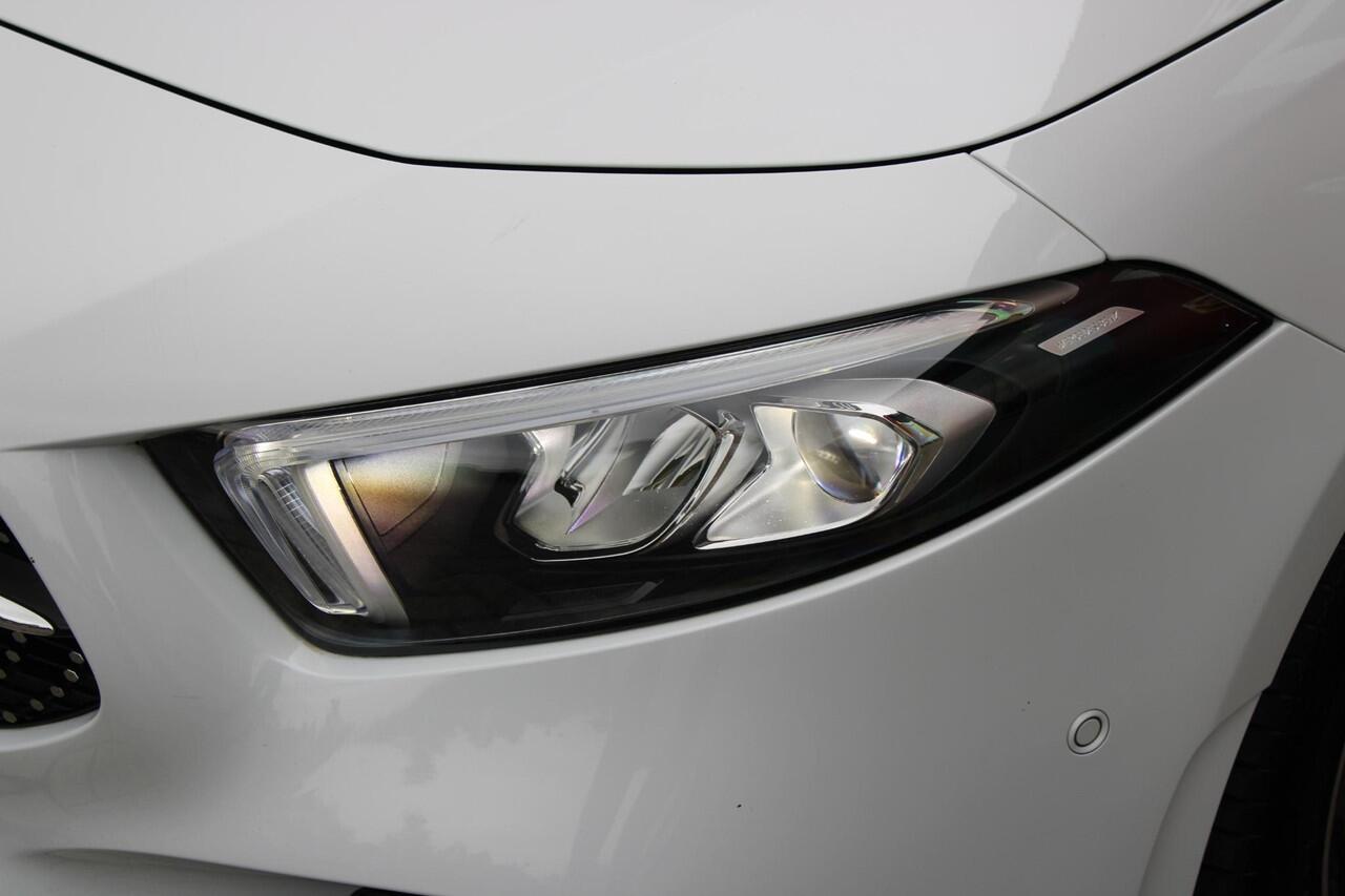Mercedes-Benz A-KLASSE 180 136PK AMG LINE AUTOMAAT | PANORAMISCH SCHUIF/KANTEL DAK | KEYLESS ENTRY / GO | NAVIGATIE | ACHTERUITRIJ CAMERA | PARKEERSENSOREN VOOR EN ACHTER | HIGH PERFORMANCE LED KOPLAMPEN | STOEL VERWARMING | SPIEGEL PAKKET | NIGHT PAKKET | LICHTMETALEN VELGEN 1