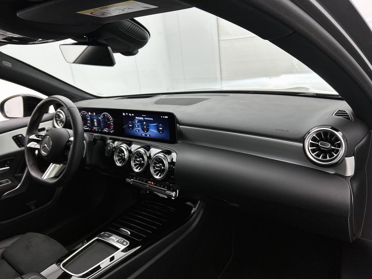 Mercedes-Benz A-KLASSE 250 e Business Solution AMG AMG Line | NIght Pakket | Panorama Schuif-Kanteldak | Sfeerverlichting | Head-up display | Apple CarPlay | Keyless-Go | Dodehoekassistent. Inclusief 24 maanden Mercedes-Benz Certified garantie voor Europa.