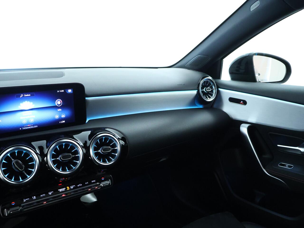 Mercedes-Benz A-KLASSE 180 Business Solution AMG | Panoramadak | Sfeerverlichting | Augmented Reality | Stoelverwarming | Parkeerpakket met Camera | Inclusief 24 maanden Mercedes-Benz Certified garantie voor Europa.