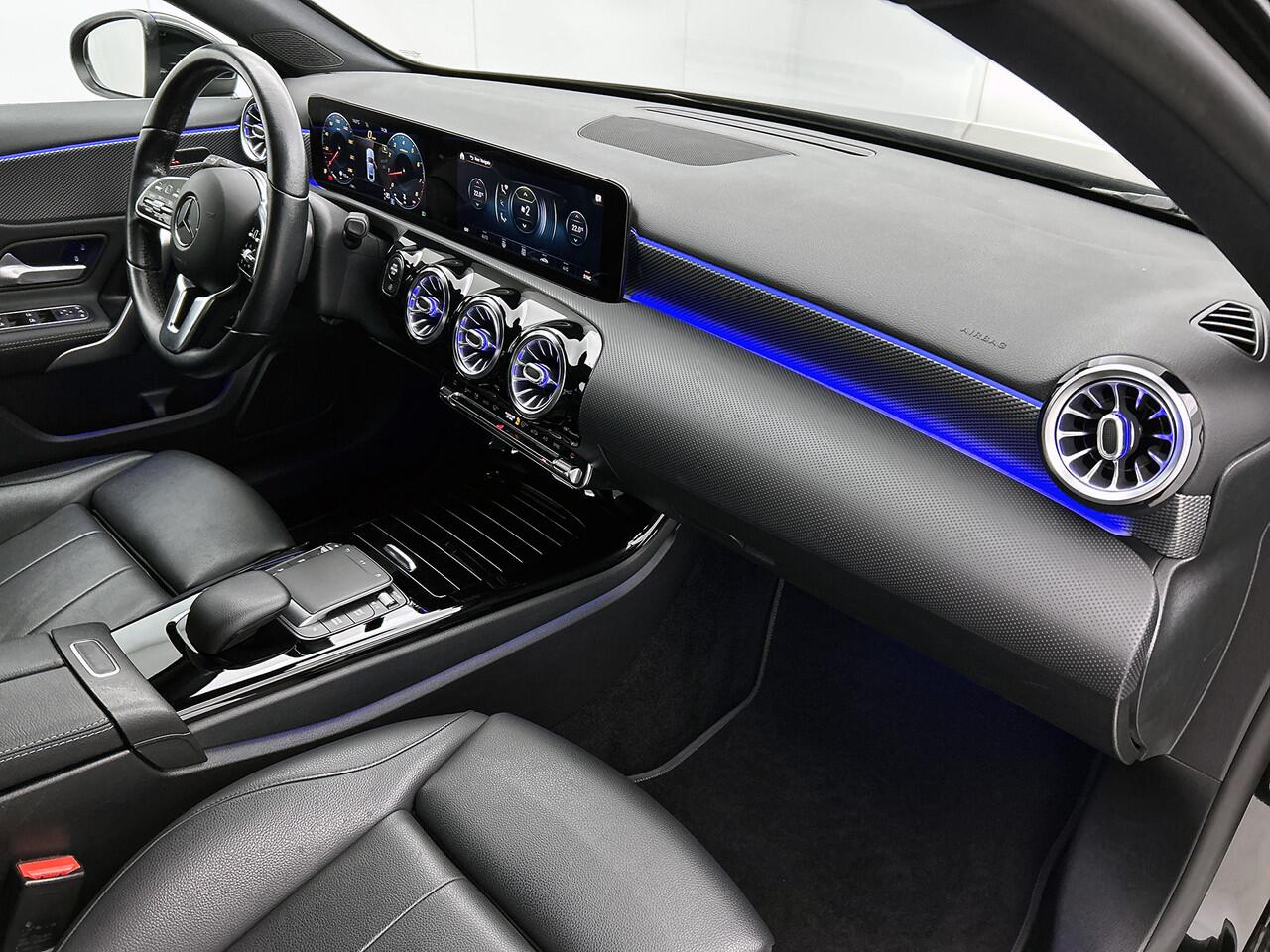 Mercedes-Benz A-KLASSE 180 Business Solution Luxury Ledkoplampen | Achteruitrijcamera | Sfeerverlichting | Spiegelpakket. Inclusief 24 maanden Mercedes-Benz Certified garantie voor Europa.