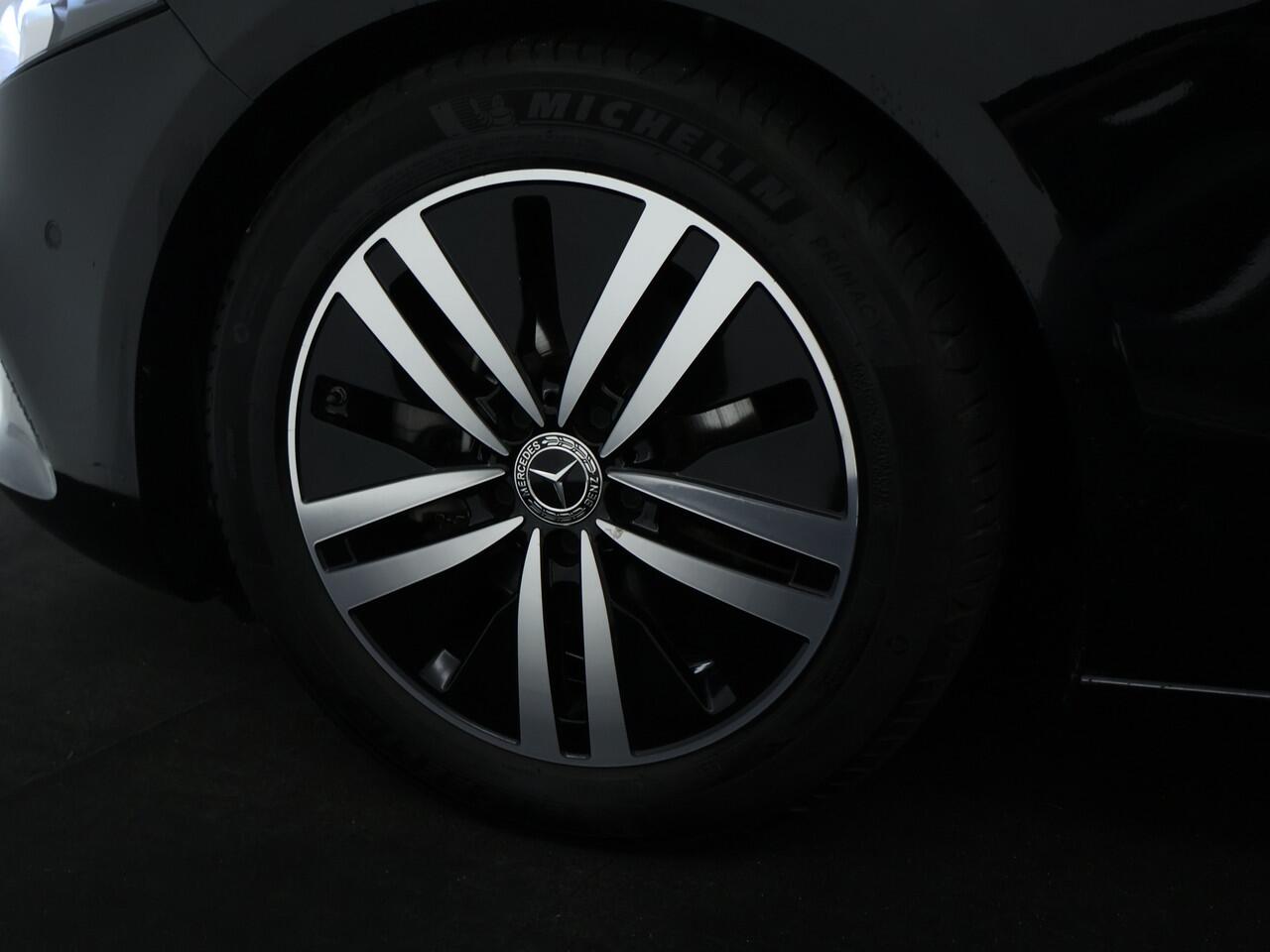 Mercedes-Benz A-KLASSE 180 Business Solution Luxury Sfeerverlichting | Trekhaak | Achteruitrijcamera. Inclusief 24 maanden MB Certified garantie voor Europa.