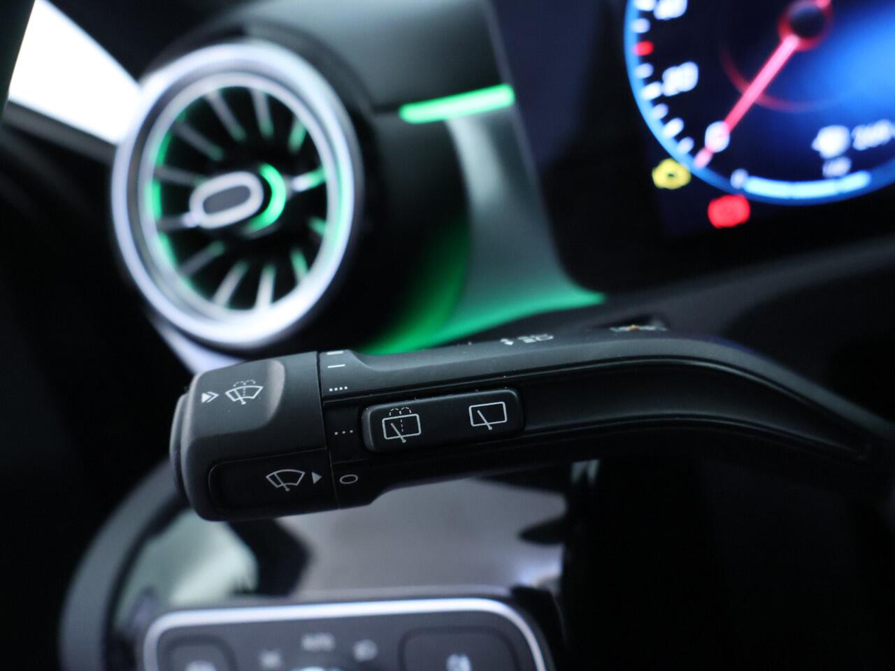 Mercedes-Benz A-KLASSE 180 Business Solution AMG AMG Line | Night Pakket |Schuif-Kanteldak | Sfeerverlichting | MultiBeam koplampen | Memory Voorstoelen. Inclusief 24 maanden MB Certified garantie voor Europa.