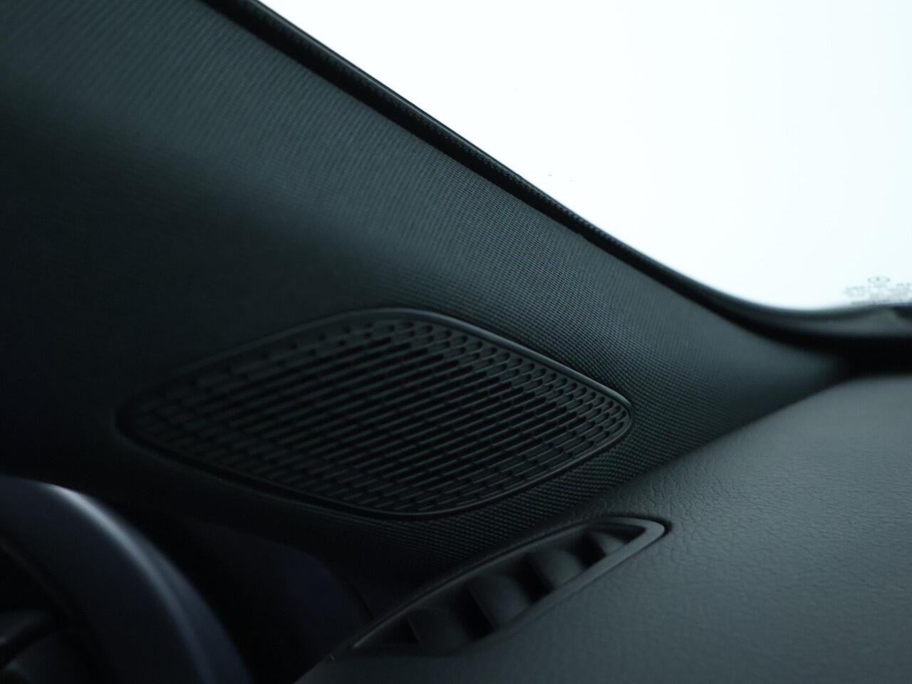 Mercedes-Benz A-KLASSE 250 e Plug-In Hybride AMG Sportpakket | Sfeerverlichting | Keyless Go | Parkeerpakket met Camera | CarPlay | Inclusief 24 maanden Mercedes-Benz Certified garantie voor Europa.