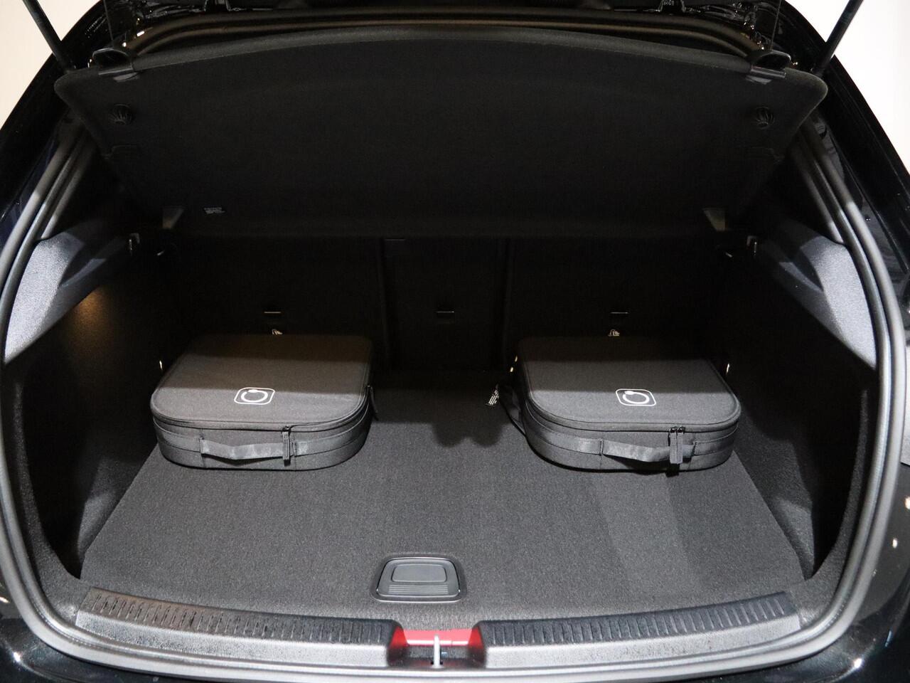 Mercedes-Benz A-KLASSE 250e Business Solution AMG | Panoramaschuifdak | Stoelverwarming | Achteruitrijcamera | MULTIBEAM LED | Nightpakket |